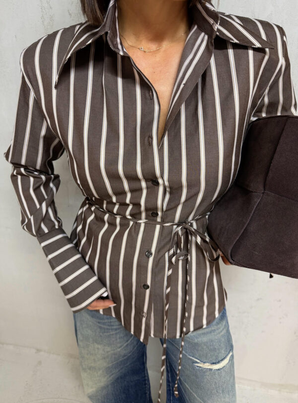 Basic braon bela prugasta košulja visokih manžetni, strukirana pojasem na vezivanje sa naramenicama