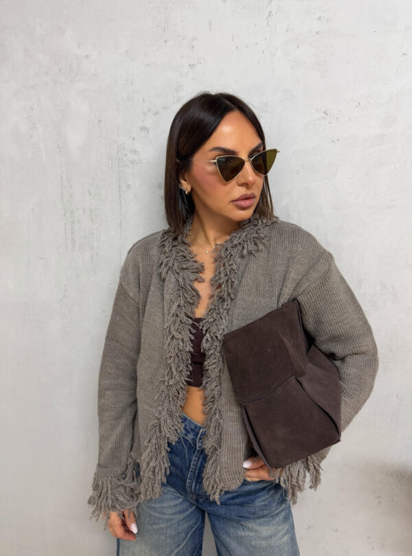 Sivi džemper bez kopčanja sa ukrasnim resama