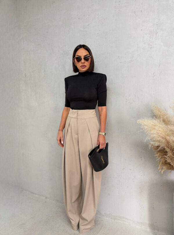 Široke trendi bež pantalone visokog struka širokog pojasa i sa naglašenim faltama