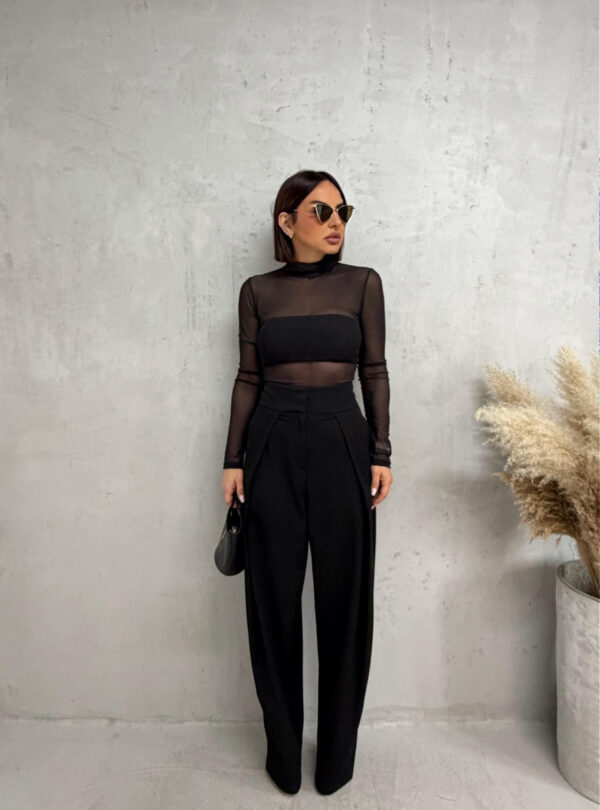 Široke trendi crne pantalone visokog struka širokog pojasa i sa naglašenim faltama