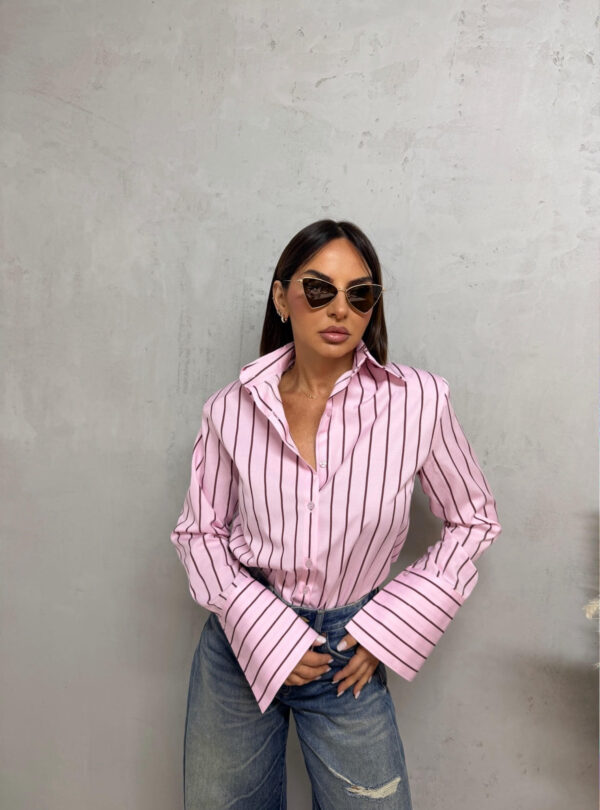 Basic prugasta roze košulja sa braon prugama, visokih manžetni