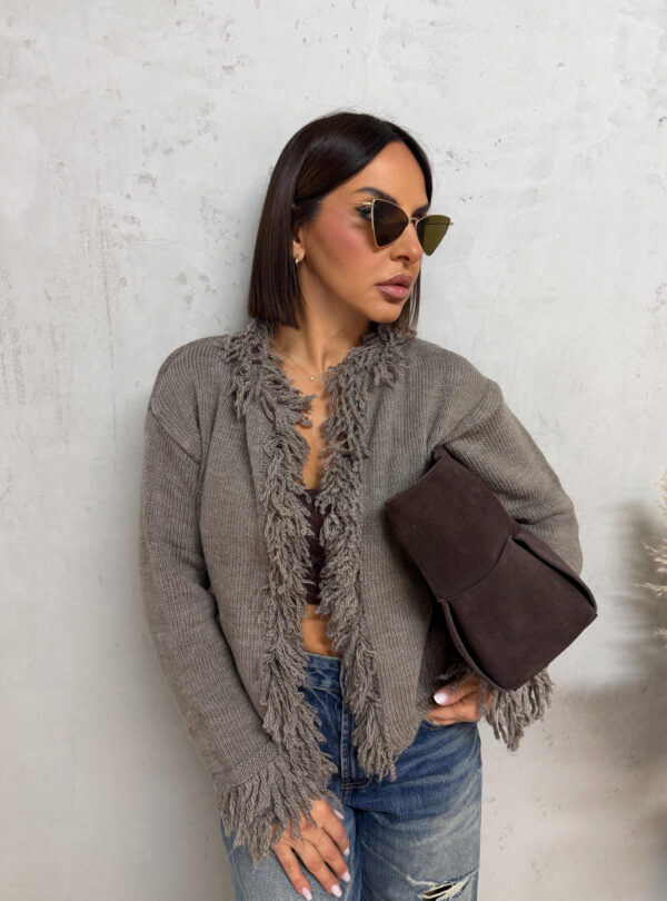 Sivi džemper bez kopčanja sa ukrasnim resama