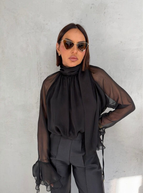 Crna lepršava polu-transparentna bluza sa karnerima na krajevima rukava i dekorativnim vezivanjem oko vrata