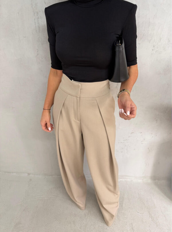 Široke trendi bež pantalone visokog struka širokog pojasa i sa naglašenim faltama