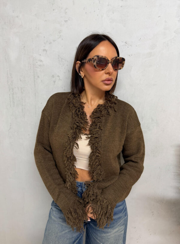 Braon džemper bez kopčanja sa ukrasnim resama