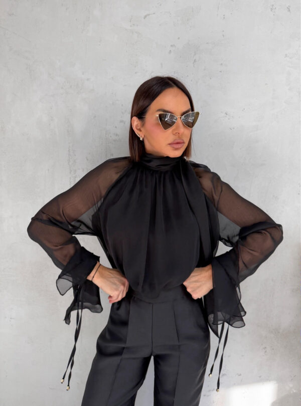 Crna lepršava polu-transparentna bluza sa karnerima na krajevima rukava i dekorativnim vezivanjem oko vrata