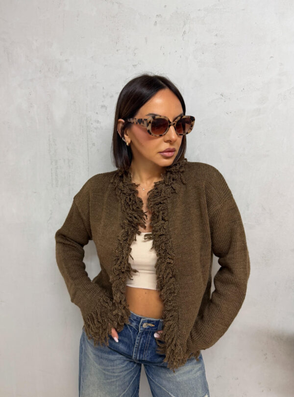 Braon džemper bez kopčanja sa ukrasnim resama