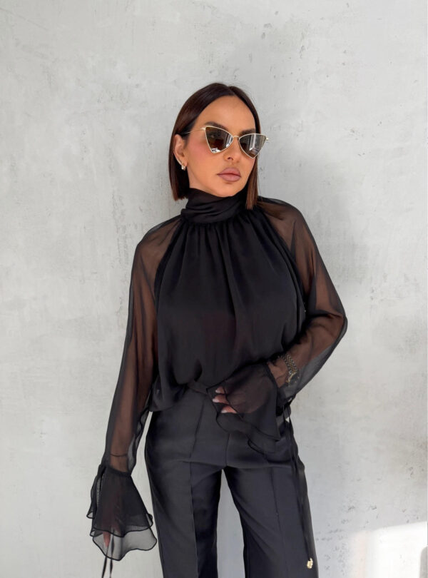 Crna lepršava polu-transparentna bluza sa karnerima na krajevima rukava i dekorativnim vezivanjem oko vrata
