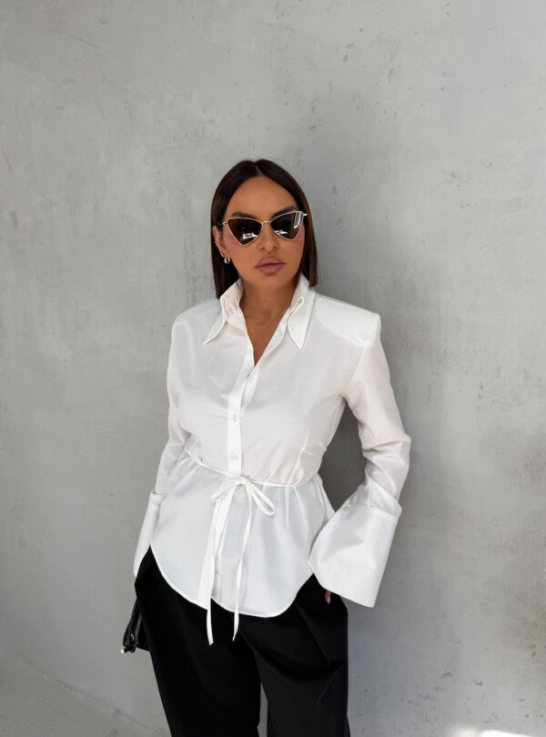 Basic bela košulja visokih manžetni, strukirana pojasem na vezivanje sa naramenicama