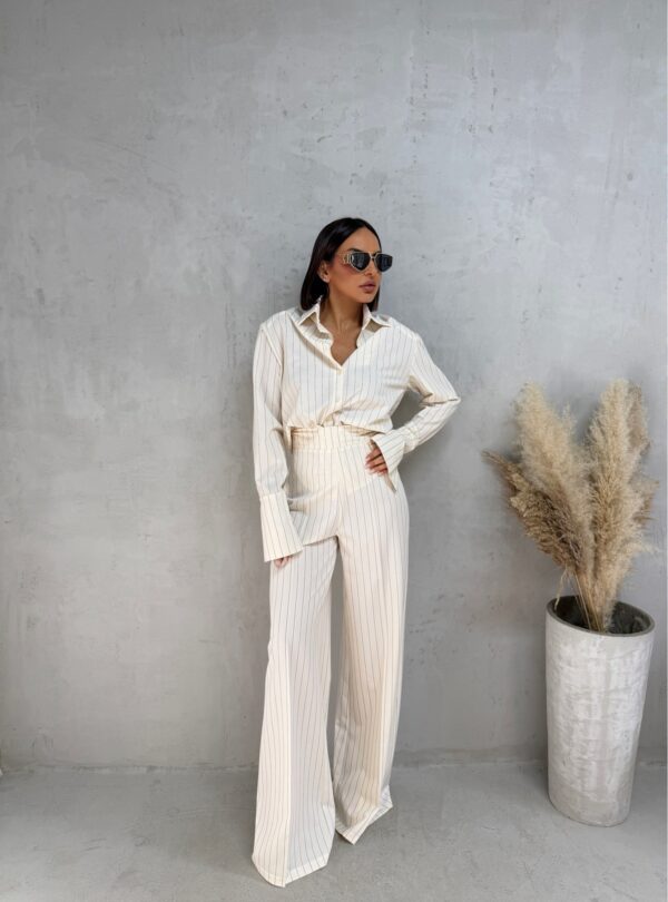 Basic prugasta bež košulja sa crnim prugama, visokih manžetni i bež prugaste zvonaste pantalone visokog struka sa crnim prugama