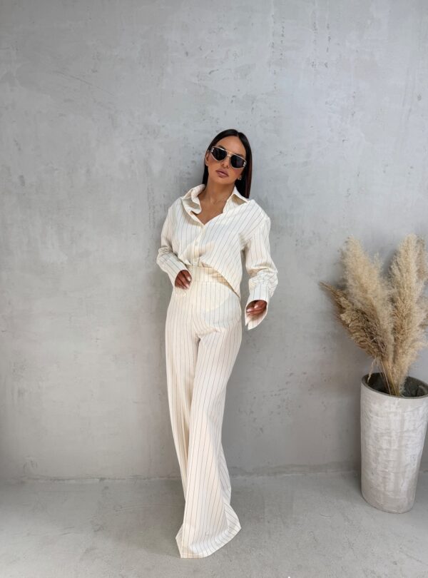 Basic prugasta bež košulja sa crnim prugama, visokih manžetni i bež prugaste zvonaste pantalone visokog struka sa crnim prugama