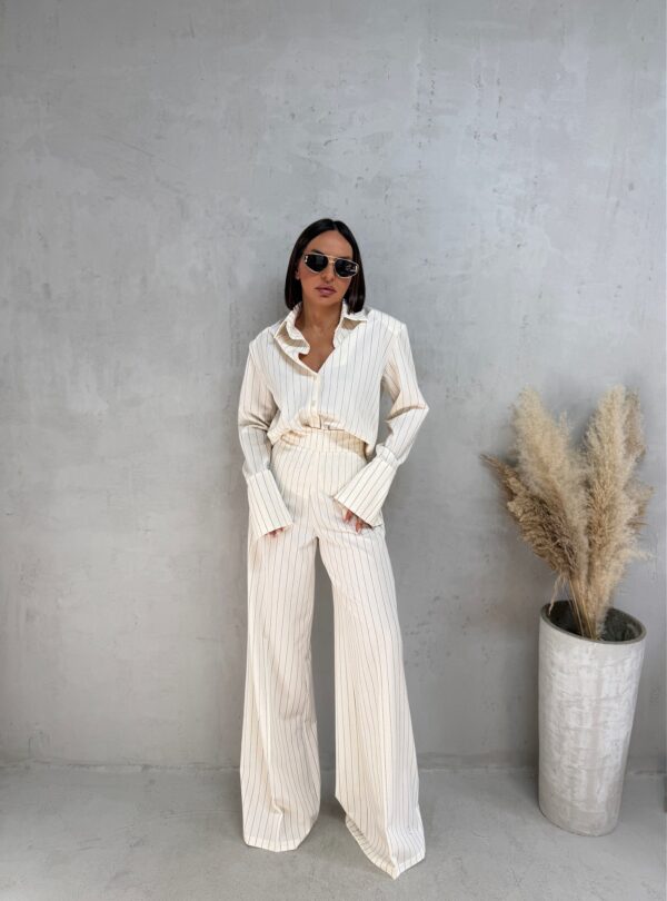 Basic prugasta bež košulja sa crnim prugama, visokih manžetni i bež prugaste zvonaste pantalone visokog struka sa crnim prugama