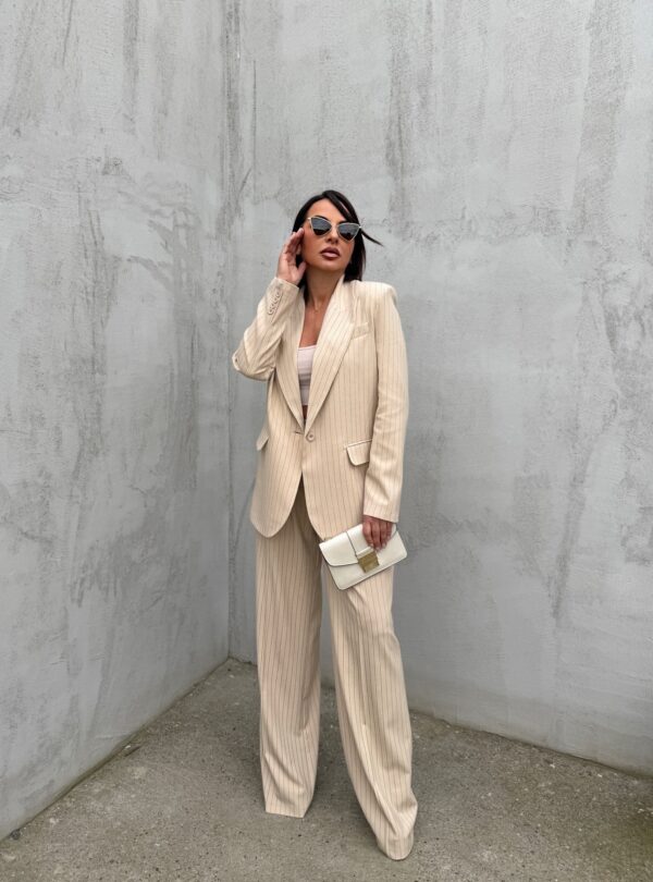 Prugasto žensko bež oversize odelo