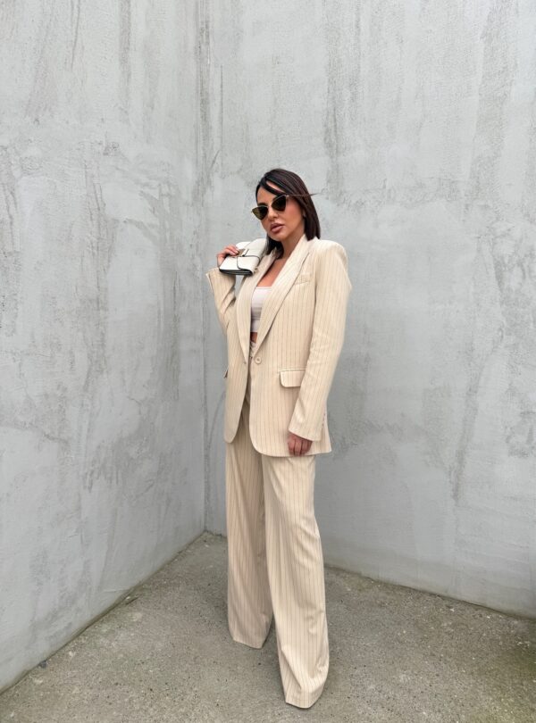 Prugasto žensko bež oversize odelo