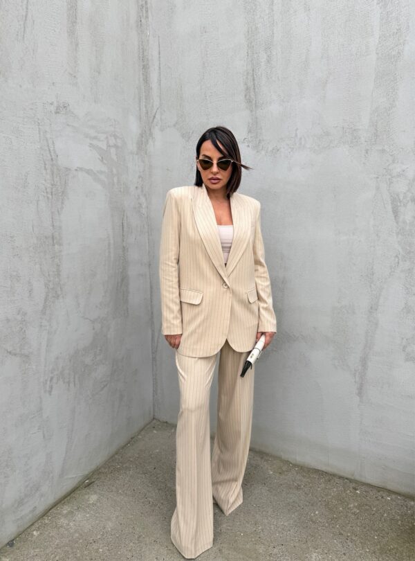 Prugasto žensko bež oversize odelo