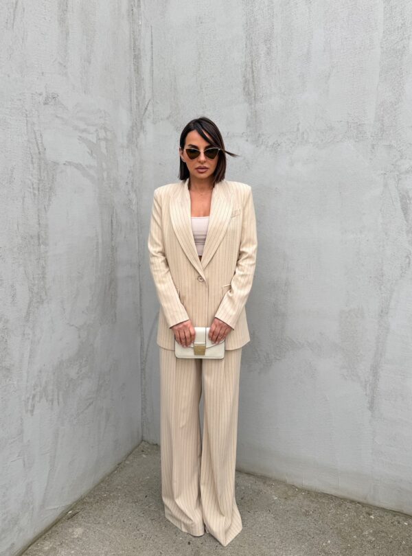 Prugasto žensko bež oversize odelo