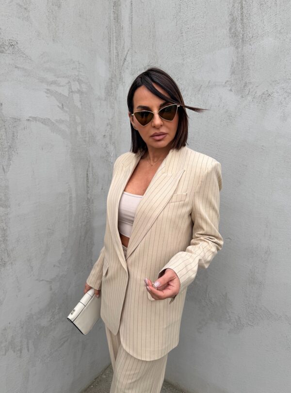 Prugasto žensko bež oversize odelo