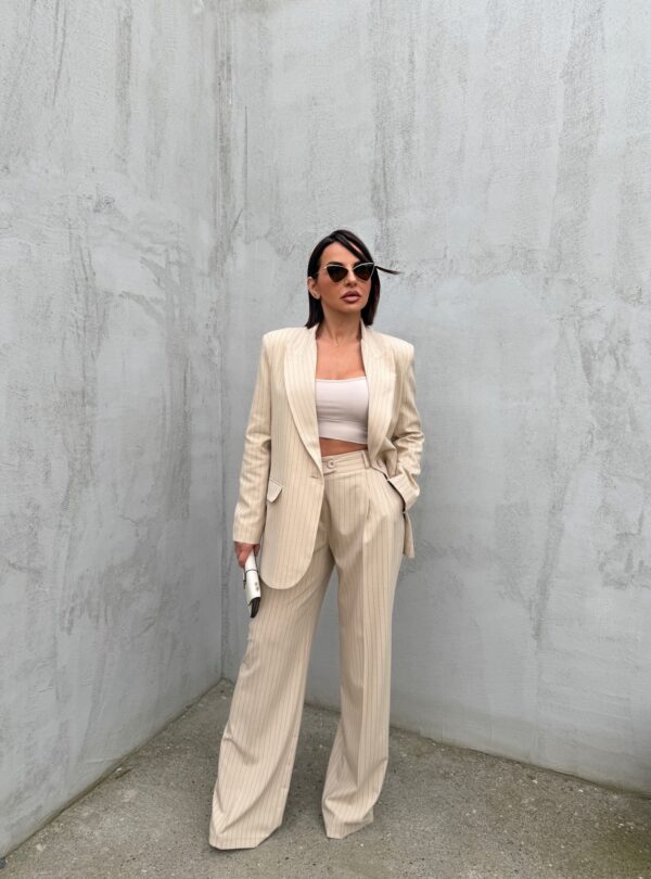 Prugasto žensko bež oversize odelo