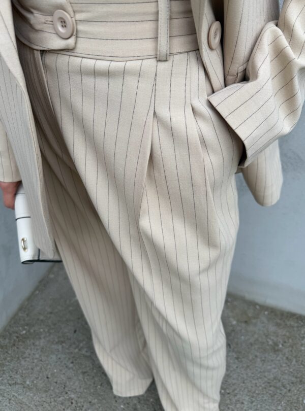 Prugasto žensko bež oversize odelo