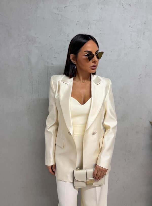 Elegantni beli svetlucavi ženski sako