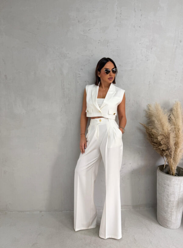 Beli komplet prsluka i zvonastih pantalona visokog struka sa kosim džepovima