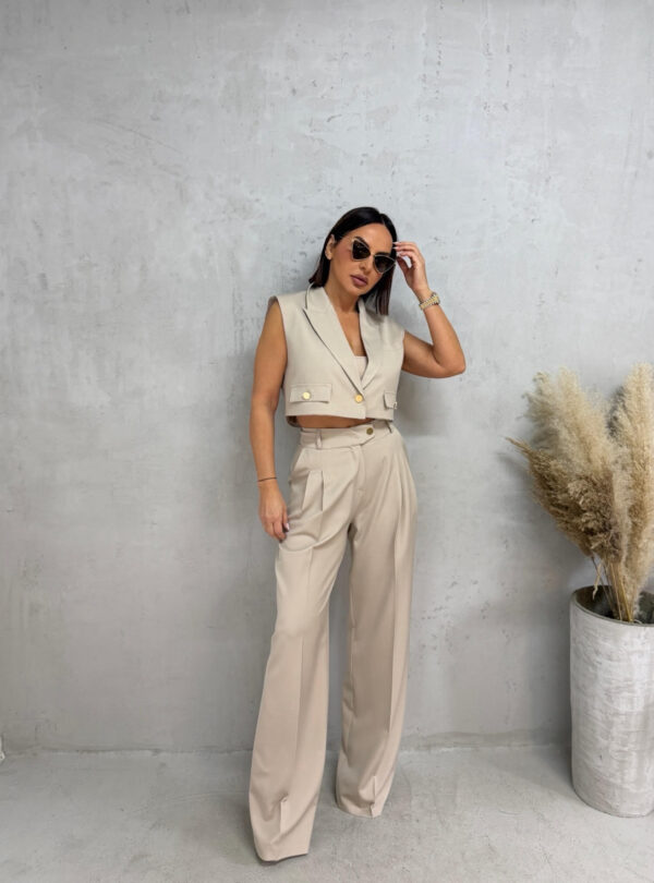 Bež komplet prsluka i zvonastih pantalona visokog struka sa kosim džepovima