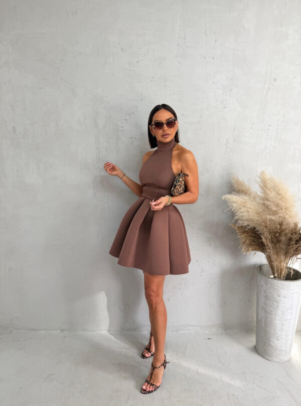 Mini braon elegantna haljina A kroja od čvrste skube sa rolka kragnom i otvorenim leđima