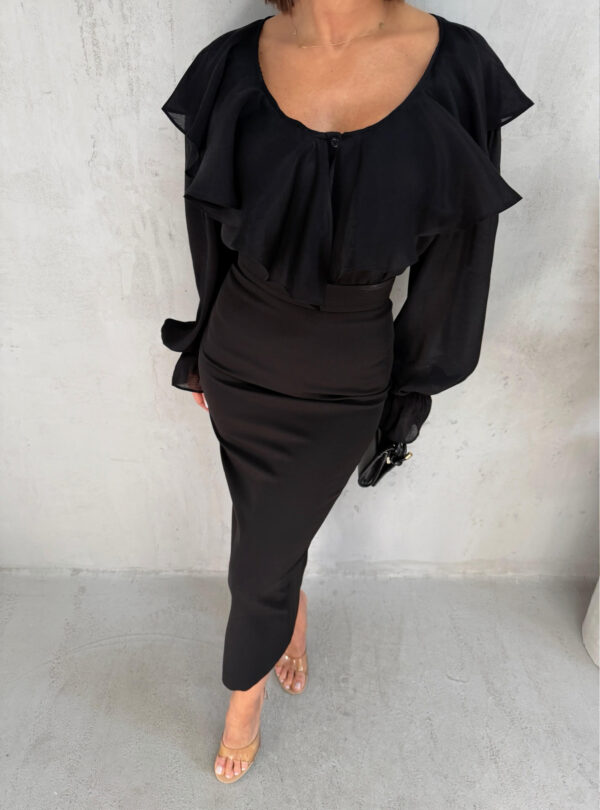 Crna bluza dugih rukava bogata karnerima sa V izrezom