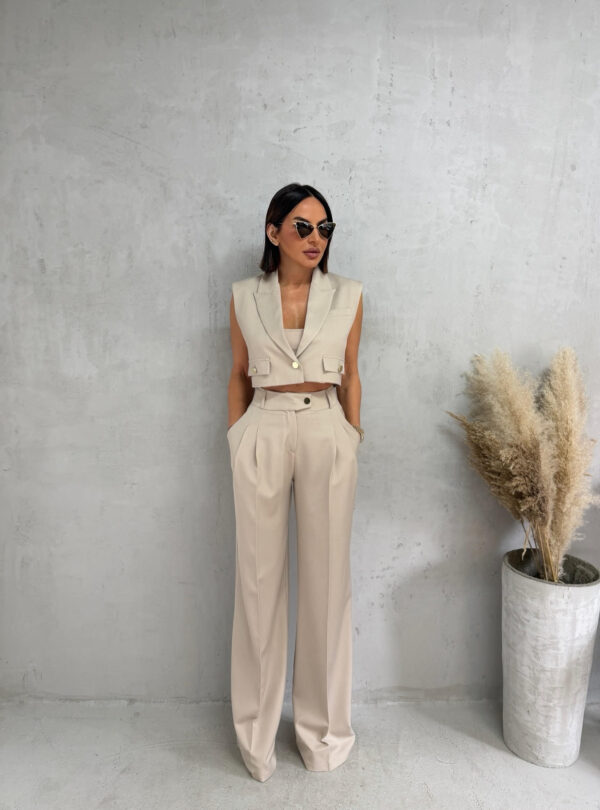 Bež komplet prsluka i zvonastih pantalona visokog struka sa kosim džepovima