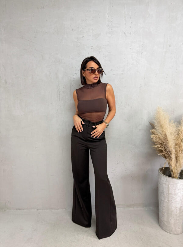 Trendi tamno braon zvonaste pantalone visokog struka