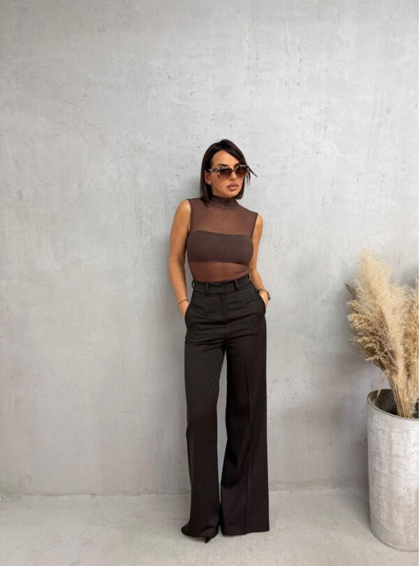 Trendi tamno braon zvonaste pantalone visokog struka