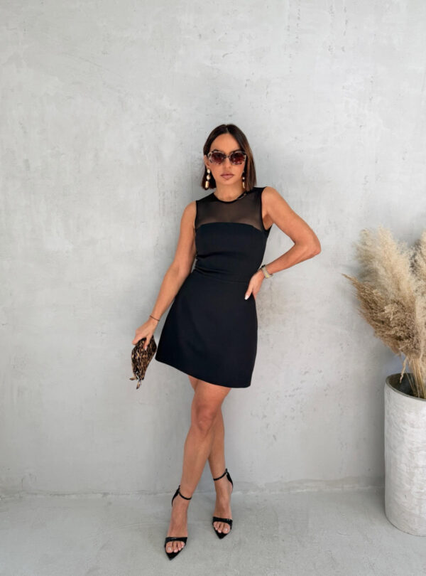 Mini crna haljina bez rukava ravnog kroja i polu-transparentnog gornjeg dela