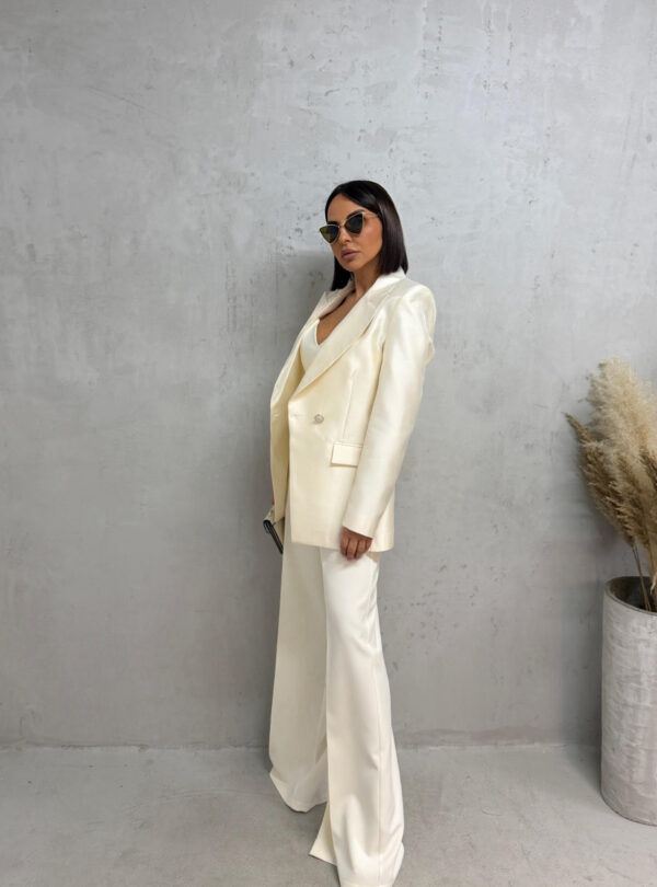 Elegantni beli svetlucavi ženski sako