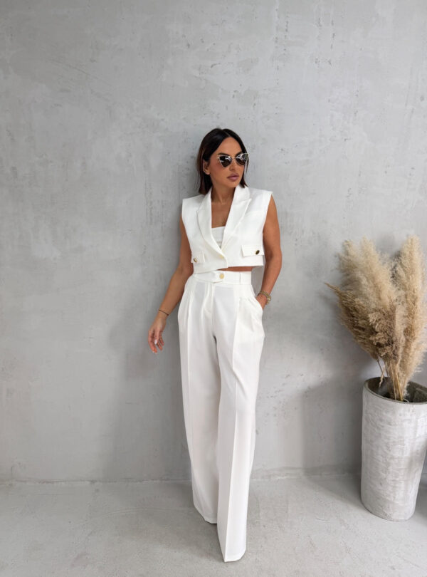 Beli komplet prsluka i zvonastih pantalona visokog struka sa kosim džepovima