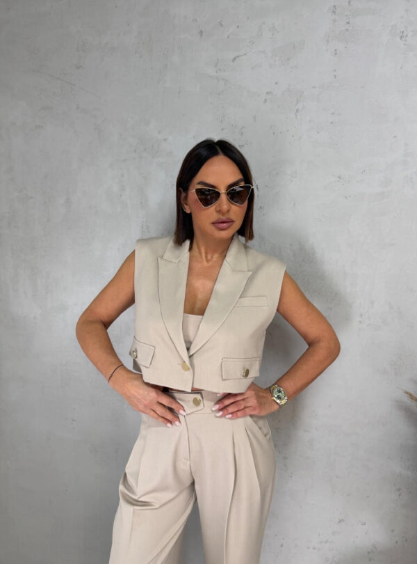 Bež komplet prsluka i zvonastih pantalona visokog struka sa kosim džepovima