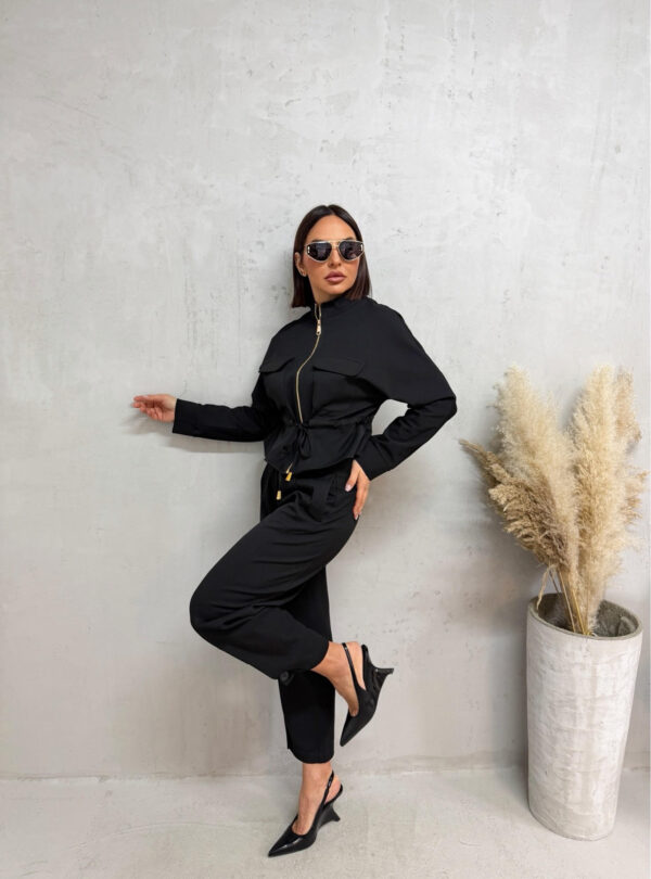 Crni komplet jaknice i cigaret pantalona od tanjeg štofa