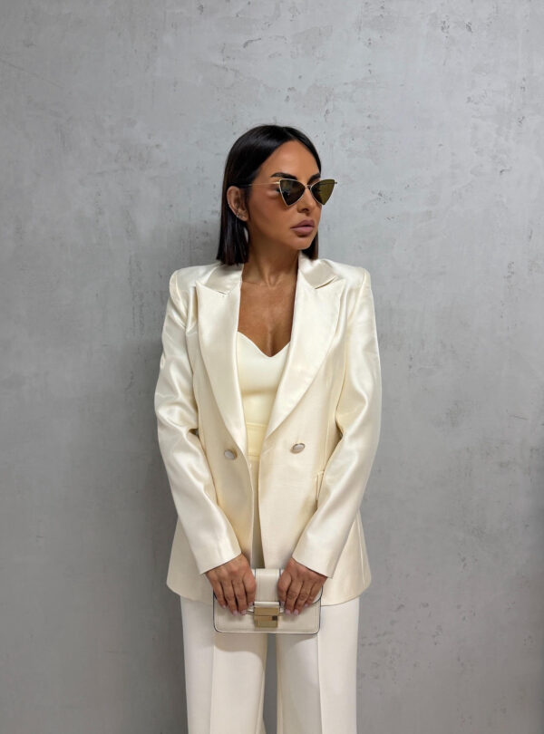 Elegantni beli svetlucavi ženski sako