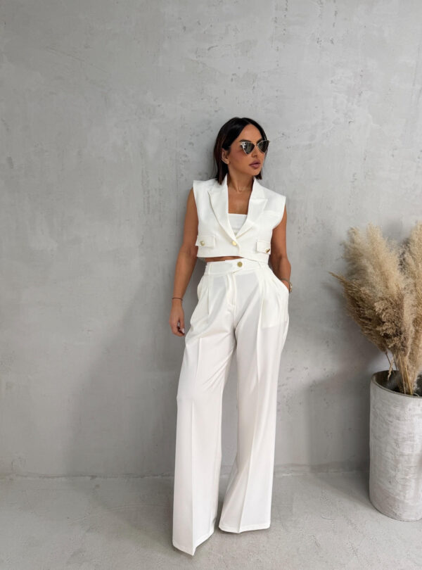 Beli komplet prsluka i zvonastih pantalona visokog struka sa kosim džepovima