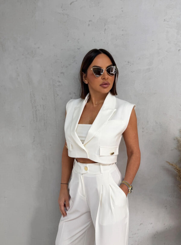 Beli komplet prsluka i zvonastih pantalona visokog struka sa kosim džepovima