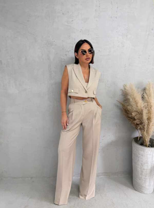 Bež komplet prsluka i zvonastih pantalona visokog struka sa kosim džepovima