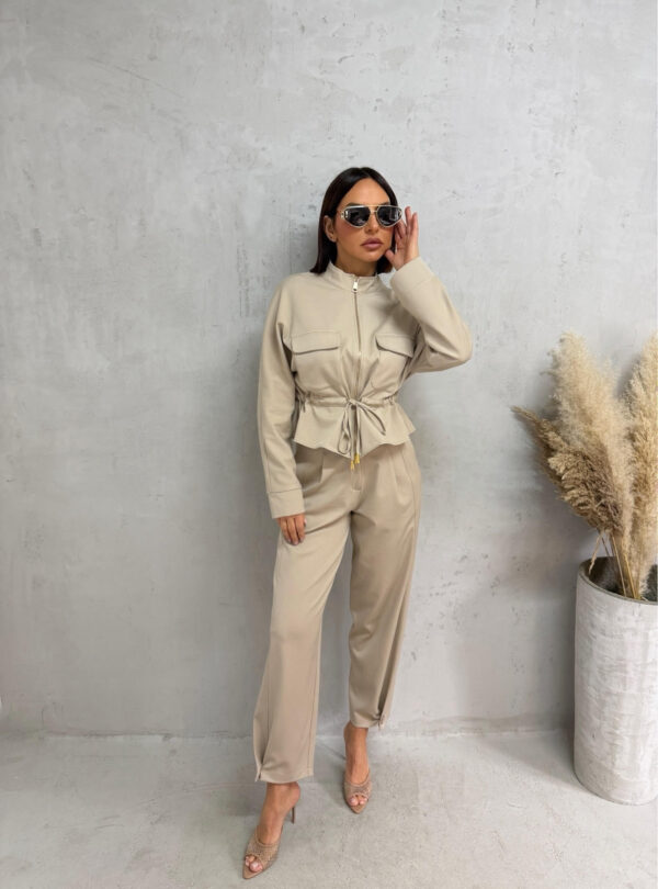 Bež komplet jaknice i cigaret pantalona od tanjeg štofa