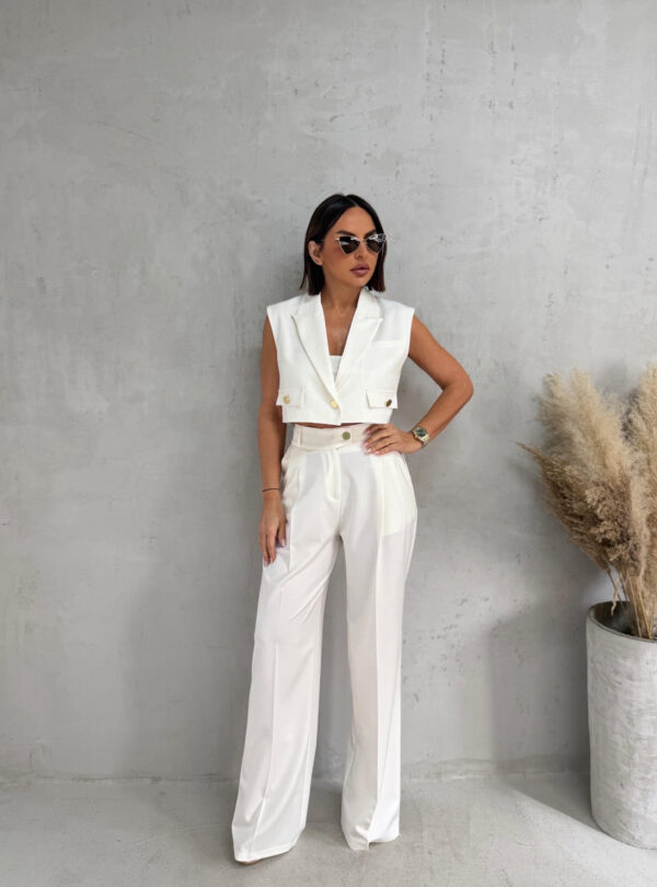 Beli komplet prsluka i zvonastih pantalona visokog struka sa kosim džepovima