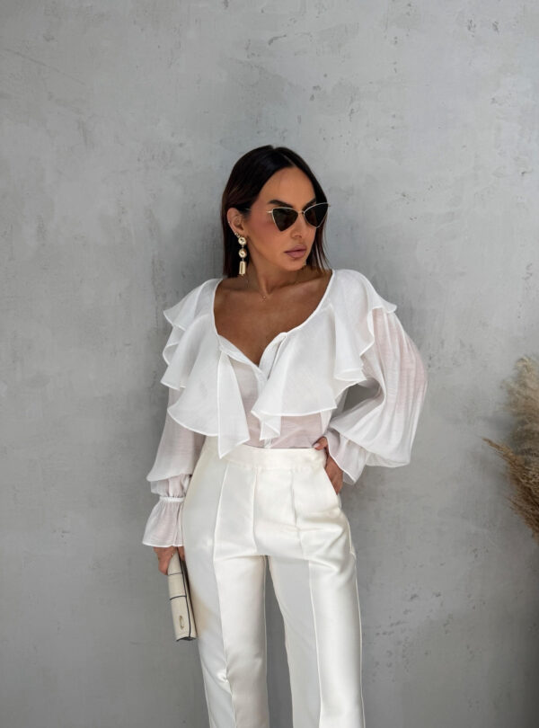 Bela bluza dugih rukava bogata karnerima sa V izrezom