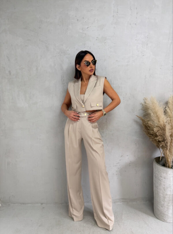 Bež komplet prsluka i zvonastih pantalona visokog struka sa kosim džepovima