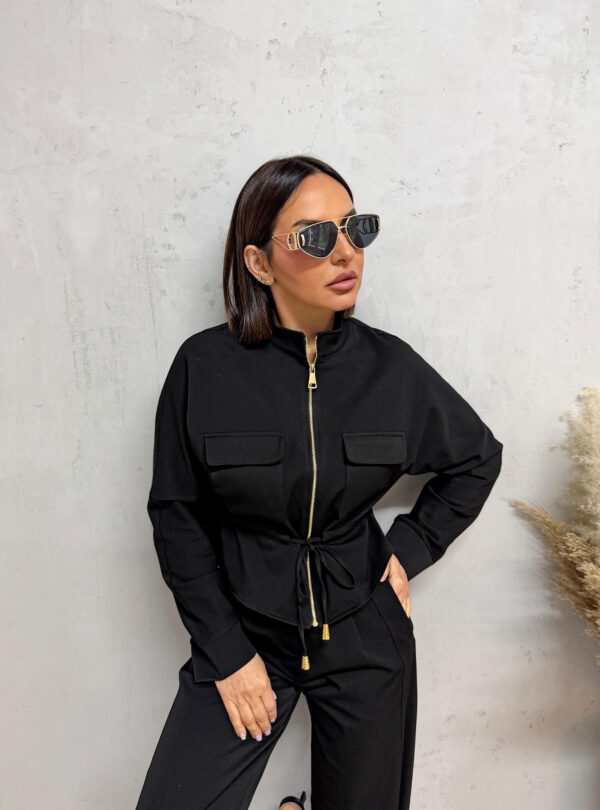 Crni komplet jaknice i cigaret pantalona od tanjeg štofa