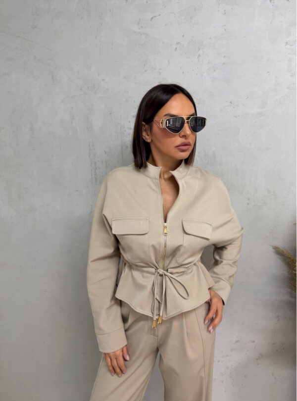 Bež komplet jaknice i cigaret pantalona od tanjeg štofa