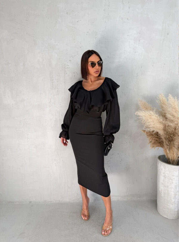 Crna bluza dugih rukava bogata karnerima sa V izrezom