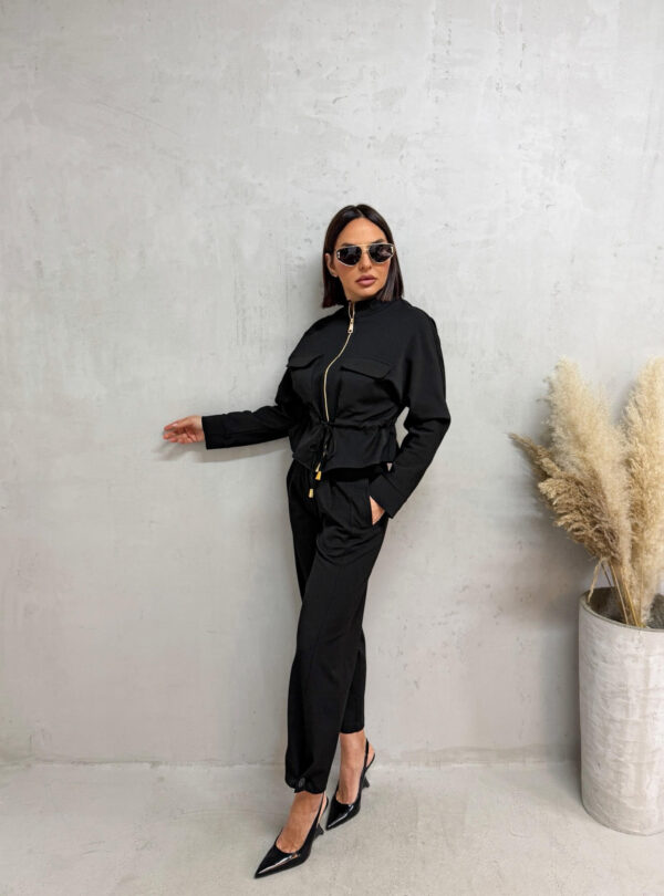 Crni komplet jaknice i cigaret pantalona od tanjeg štofa