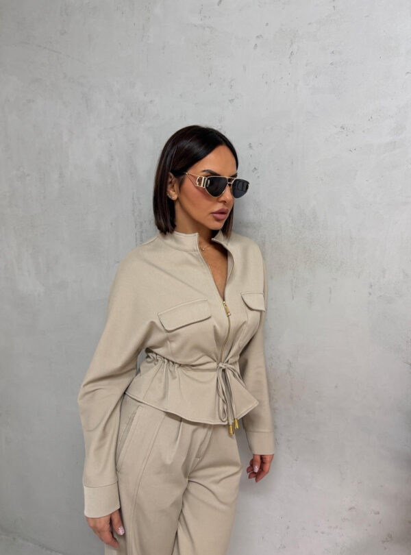 Bež komplet jaknice i cigaret pantalona od tanjeg štofa