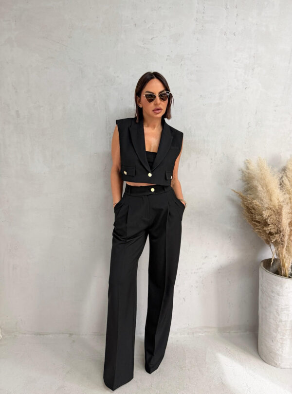 Crni komplet prsluka i zvonastih pantalona visokog struka sa kosim džepovima